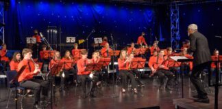 Auch das Jugendblasorchester mit seinem Dirigenten Paul Sevenich – hier eine Aufnahme aus dem Video-Neujahrsgruß der Musikschule Ratingen – spielt beim Neujahrskonzert auf. Foto: Stadt Ratingen