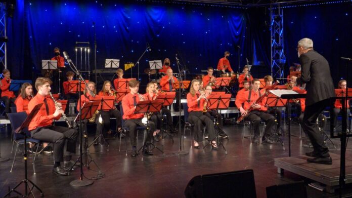 Auch das Jugendblasorchester mit seinem Dirigenten Paul Sevenich – hier eine Aufnahme aus dem Video-Neujahrsgruß der Musikschule Ratingen – spielt beim Neujahrskonzert auf. Foto: Stadt Ratingen