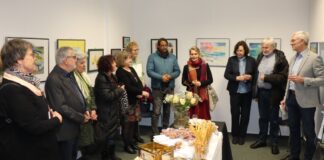 48 Aquarelle sind bei der Ausstellung zu sehen. Foto: Sehr gut besucht war die Vernissage der Ausstellung „Vielfalt in Farbe“, die Bürgermeister Klaus Pesch (rechts) und VHS-Leiterin Britta Jansen (Mitte) in der „Arkadengalerie“, Obertor 10, am Montag eröffneten. Zu sehen sind dort 48 Exponate, die in den vergangenen Jahren im VHS-Kurs „Aquarellmalerei für Fortgeschrittene“ von Eva Koch entstanden sind. Die Ausstellung ist noch bis zum 26. Januar immer donnerstags (13 bis 17 Uhr), freitags (13 bis 17 Uhr) und samstags (11 bis 17 Uhr) zu sehen. Foto: Stadt Ratingen