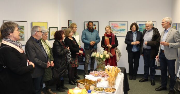 48 Aquarelle sind bei der Ausstellung zu sehen. Foto: Sehr gut besucht war die Vernissage der Ausstellung „Vielfalt in Farbe“, die Bürgermeister Klaus Pesch (rechts) und VHS-Leiterin Britta Jansen (Mitte) in der „Arkadengalerie“, Obertor 10, am Montag eröffneten. Zu sehen sind dort 48 Exponate, die in den vergangenen Jahren im VHS-Kurs „Aquarellmalerei für Fortgeschrittene“ von Eva Koch entstanden sind. Die Ausstellung ist noch bis zum 26. Januar immer donnerstags (13 bis 17 Uhr), freitags (13 bis 17 Uhr) und samstags (11 bis 17 Uhr) zu sehen. Foto: Stadt Ratingen