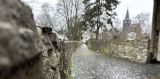 Die Stadtmauer entlang der Grabenstraße soll zukunftsfit gemacht werden und wird dieses Jahr zwischen Trinsenturm und Minoritenstraße saniert. Den Auftrag vergab nun der BVA. Foto: CDU-Fraktion Ratingen.