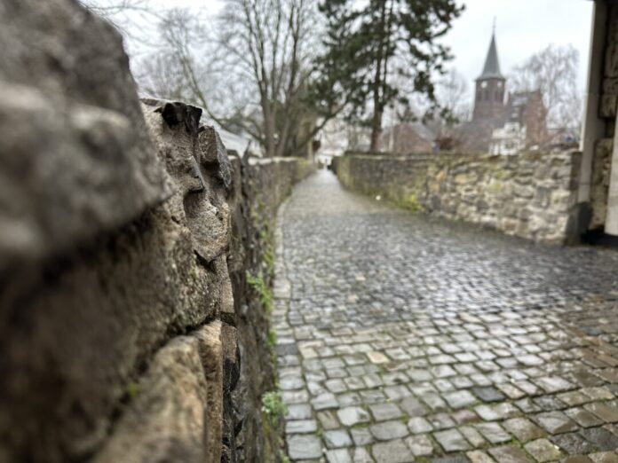 Die Stadtmauer entlang der Grabenstraße soll zukunftsfit gemacht werden und wird dieses Jahr zwischen Trinsenturm und Minoritenstraße saniert. Den Auftrag vergab nun der BVA. Foto: CDU-Fraktion Ratingen.