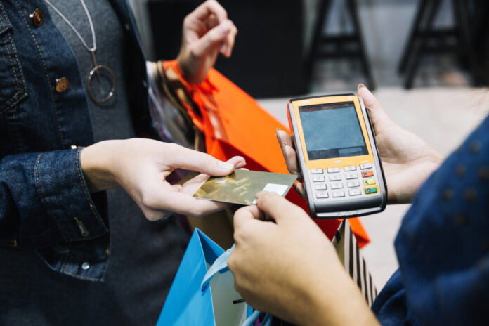 Manchmal gibt es beim Bezahlen Probleme mit der Debitkarte. Foto: VZ NRW/adpic