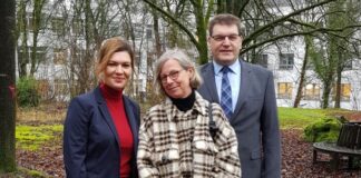Stehen am Standort für die Tagesklinik: EVK-Geschäftsführerin Jessica Llerandi Pulido, Prof. Dr. Birgit Janssen, Chefärztin der LVR-Klinik Langenfeld, und Stefan Thewes, Kaufmännischer Direktor der LVR-Klinik Langenfeld. Foto: EVK Mettmann