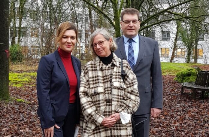 Stehen am Standort für die Tagesklinik: EVK-Geschäftsführerin Jessica Llerandi Pulido, Prof. Dr. Birgit Janssen, Chefärztin der LVR-Klinik Langenfeld, und Stefan Thewes, Kaufmännischer Direktor der LVR-Klinik Langenfeld. Foto: EVK Mettmann