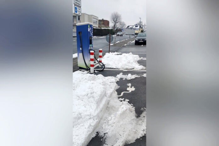 Das Werk eines E-Auto-Gegners? Jörg Tetzlaff ärgert sich über den Zustand mancher Ladepunkte in Velbert. Foto: privat