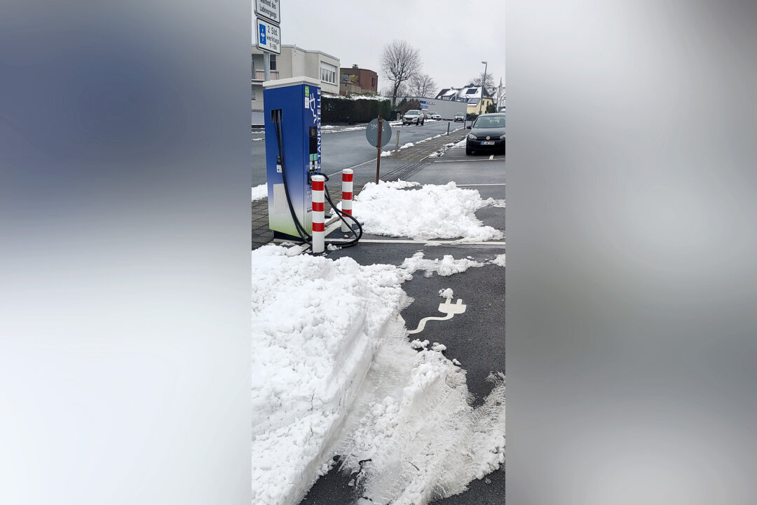 Das Werk eines E-Auto-Gegners? Jörg Tetzlaff ärgert sich über den Zustand mancher Ladepunkte in Velbert. Foto: privat