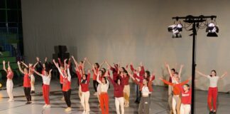 Die "Unlimited Dance Company" probt auf der Bühne. Foto: TuS 08 Lintorf