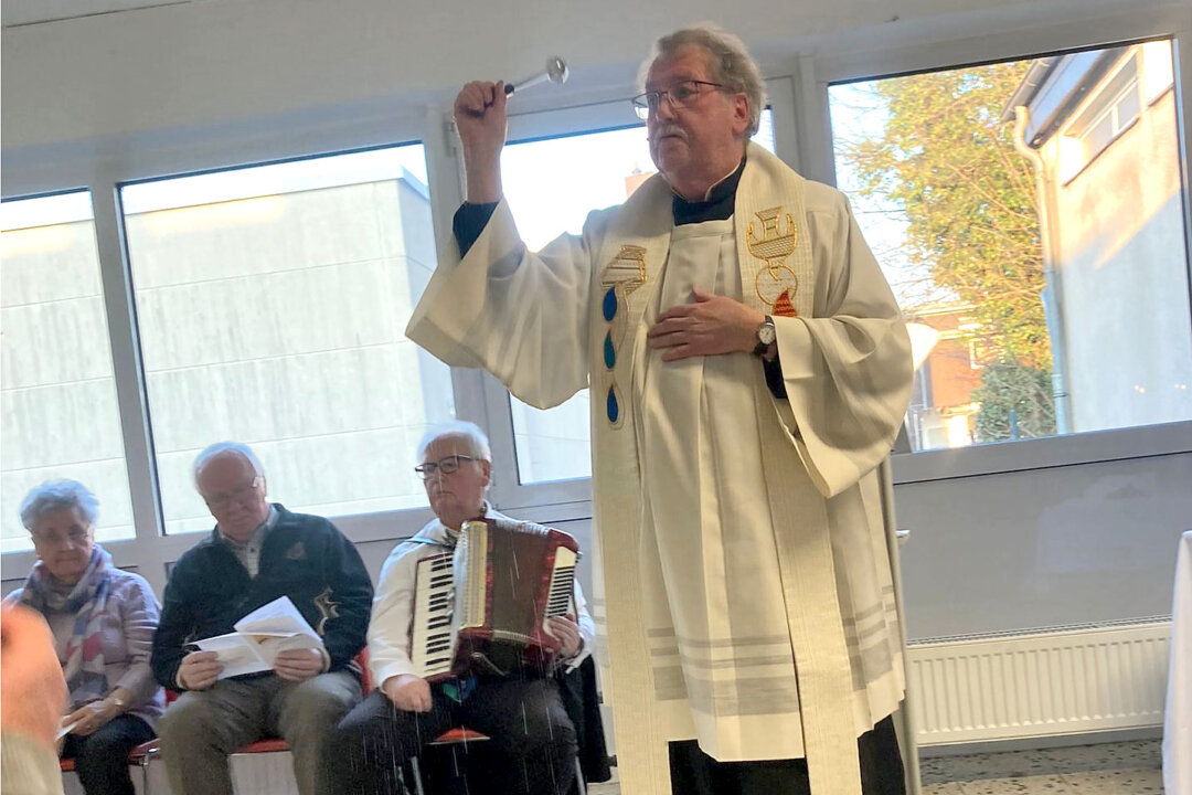 Pfarrer Ulrich Herz erteilte den Segen. Foto: privat