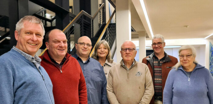 Der Vorstand des Trägervereins der Freiwilligen Agentur Velbert ist gewählt: Rainer Jadjewski (1. Vorsitzender), Martin Majewski (Schriftführer), Timo Schönmeyer (2. Vorsitzender), Renate Zanjani (Schatzmeisterin), Peter Baran (Beisitzer), Michael Greshake (Beisitzer) und Elvira Enters-Krämer (Schriftführerin) Foto: Timo Schönmeyer / Stadt Velbert