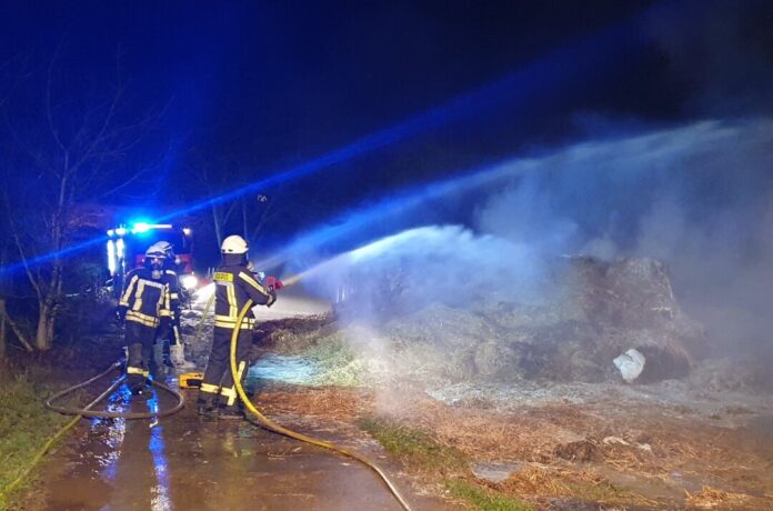 Die Löscharbeiten bei dem Brand der Heuballen Am Wadenpohl. Foto: FW Langenfeld