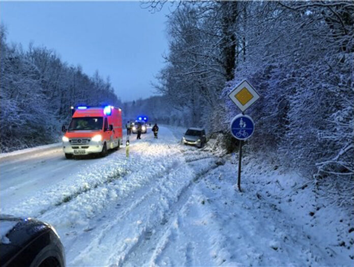 Am Donnerstagmorgen kam eine 24-Jährige mit ihrem Daihatsu auf schneebedeckter Fahrbahn von der Straße ab. Foto: Polizei