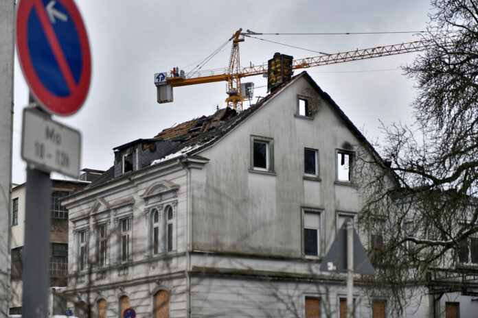 Der Dachstuhl über der Gebäuderückseite ist vollständig abgebrannt. Foto: Mathias Kehren