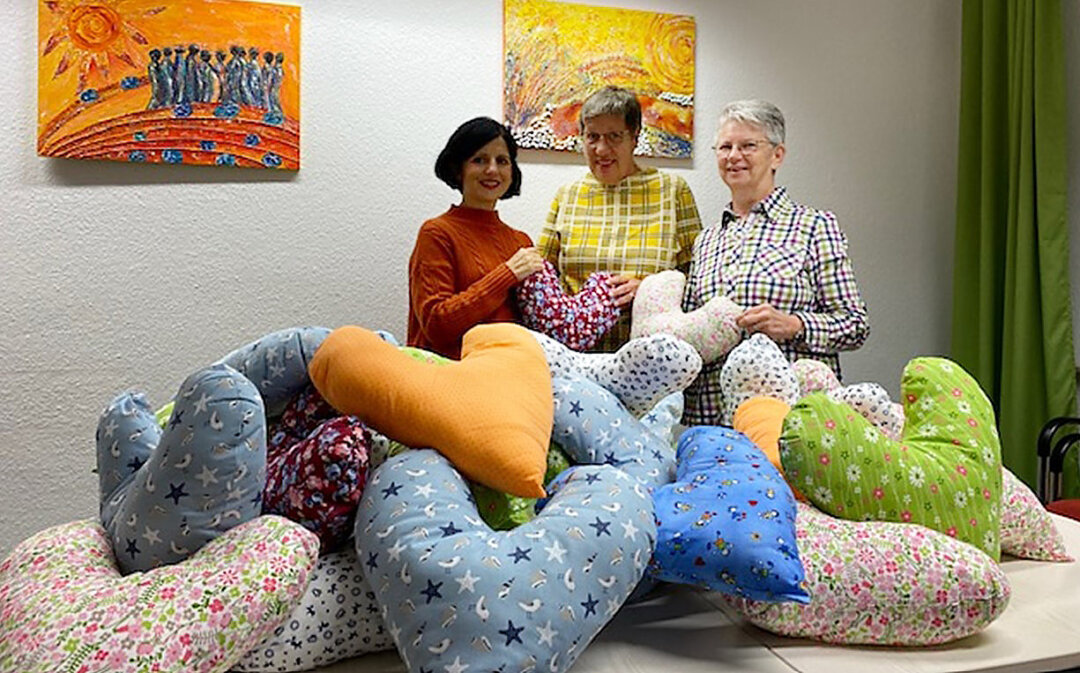 Maria Inarejo, die diesjährige Club-Präsidentin, bei der Übergabe der genähten Kissen an Petra Zimmermann und Gabi Allhusen von der Selbsthilfegruppe. Foto: privat
