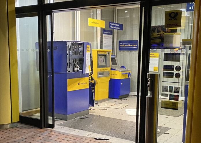 Unbekannte sprengten den Geldautomaten im Vorraum einer Bankfiliale an der Robert-Gies-Straße. Foto: Polizei Unbekannte sprengten den Geldautomaten im Vorraum einer Bankfiliale an der Robert-Gies-Straße. Foto: Polizei