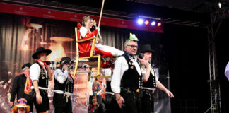 Kinderprinzessin Marie wurde von den "Zünftigen", der berittenen Männertanzgruppe der KG Urgemütlich, auf einem roten Thron in den Saal getragen. Foto: Mathias Kehren