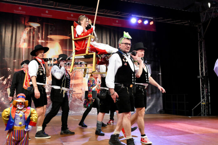 Kinderprinzessin Marie wurde von den "Zünftigen", der berittenen Männertanzgruppe der KG Urgemütlich, auf einem roten Thron in den Saal getragen. Foto: Mathias Kehren