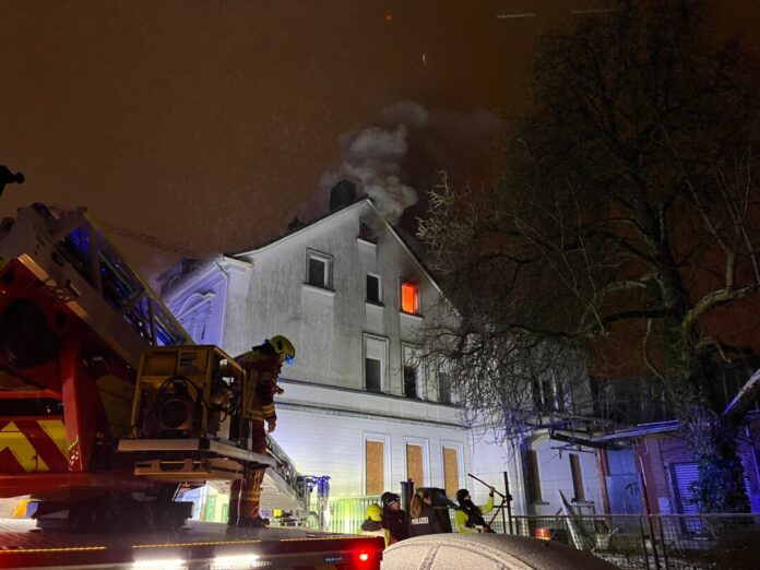 Das alte Fabrikgebäude wurde ein Raub der Flammen. Foto: Feuerwehr Velbert