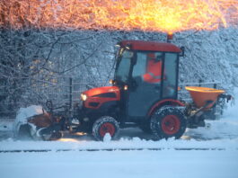 Schneefall in Neviges zieht an: Busverkehr beeinträchtigt Die Gehwege werden vom Schnee befreit. Foto: Volkmann