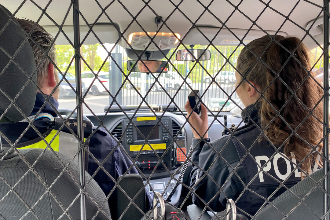 Die Polizei sucht nach einem Dieb, der teure Smartphones aus einem Velberter Geschäft gestohlen hat. Symbolbild: Polizei