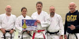 Das Trainerteam der Jiu Jitsu-Abteilung des TV Hösel mit dem Adventskalender 2022. Foto: Verein