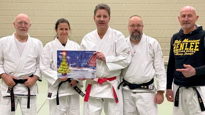 Das Trainerteam der Jiu Jitsu-Abteilung des TV Hösel mit dem Adventskalender 2022. Foto: Verein