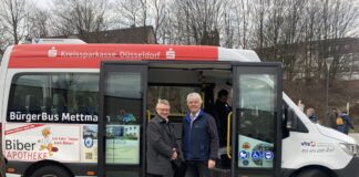 Michael Richarz, Vorstand Technik und Betrieb der Rheinbahn (links), und Bodo Nowodworski, Vorsitzender des Bürgerbusvereins Mettmann, bei der feierlichen Inbetriebnahme des Bürgerbusses in Mettmann. Foto: Rheinbahn