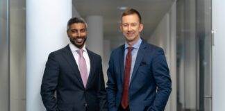 Lars Redeligx (rechts), Vorsitzender der Geschäftsführung, und Pradeep Pinakatt, Kaufmännischer Geschäftsführer und Arbeitsdirektor der Flughafen Düsseldorf GmbH. Foto: Flughafen Düsseldorf / Mike Henning