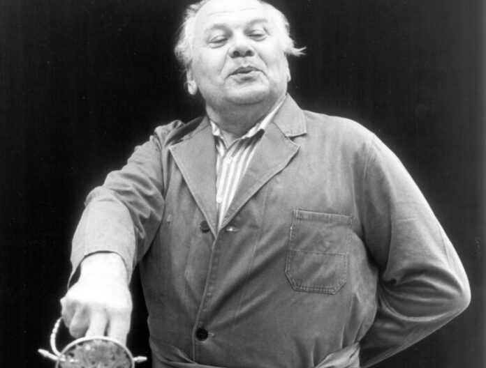 Hans Nowack in seiner Rolle als Josef Bieder. Mit dem heiteren Soloabend „Die Sternstunde des Josef Bieder“ beendete der Opernsänger 1996 seine Karriere. Foto: TUP