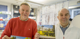 Hobbyfotograf F. Thomas Müller und Apotheker Christian Golz zeigen die schönen Karten mit Motiven aus der Kalkstadt. Foto: privat