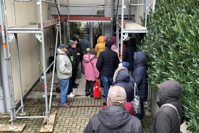 Punsmann Viel Andrang herrscht an der Ausgabe, wo die gespendeten Lebensmittel weitergegeben werden. Foto: privat