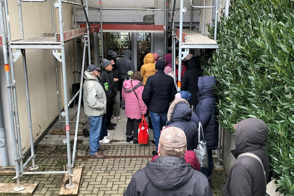Viel Andrang herrscht an der Ausgabe, wo die gespendeten Lebensmittel weitergegeben werden. Foto: privat