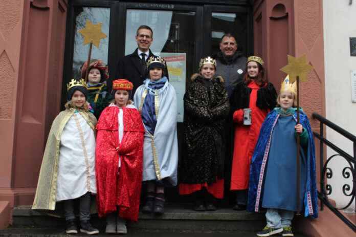 Bürgermeister Christoph Schultz empfing die Sternsinger der Erkrather Pfarrgemeinschaft St. Johannes der Täufer und Mariä Himmelfahrt im Rathaus. Foto: Stadt Erkrath