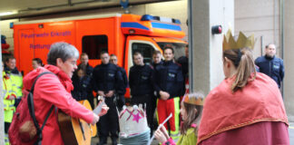 Die Hochdahler Sternsinger der St. Franziskusgemeinde besuchten die Feuer- und Rettungswache in Hochdahl und sangen gemeinsam mit den Erkrather Einsatz- und Rettungskräften das Lied „Stern über Bethlehem“. Foto: Stadt Erkrath