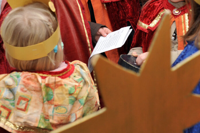 Die Sternsinger stimmen Lieder an und sammeln Spenden vor Ort. Archivfoto: Mathias Kehren