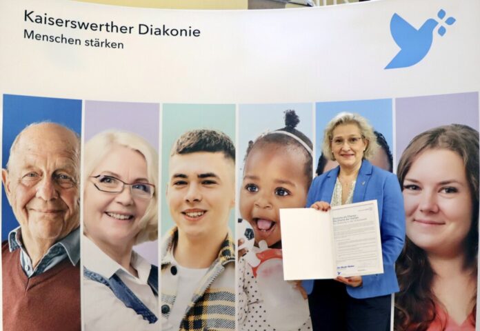 Ute Schneider-Smietana, Vorstandssprecherin der Kaiserswerther Diakonie , zeigt das Dokument. Foto: Kaiserswerther Diakonie