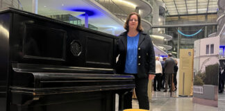 Kerstin Griese mit dem Klavier im Paul-Löbe-Haus des Bundestages. Foto: Büro Griese