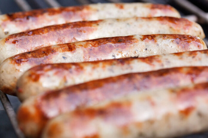 sausages-364580_1920 Kernprodukt bei Zwickels Imbiss ist die Bratwurst. Und die stammt von artgerecht gehalteten Tieren aus der Region. Foto: Pixabay