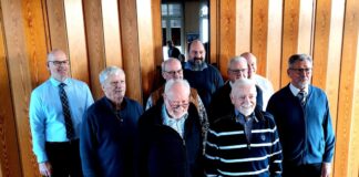 Die Jubilare des Sängerkreises: Volker Thieme und Helmut Senf (v.) mit Jürgen Ahrweiler, Dieter Busse, Günter Metz und Hartmut Lax (2. R.v.l.) sowie dem Vorstand aus Marc Torner, Lars Goldberg und Wilhelm Springenberg. Foto: MGV