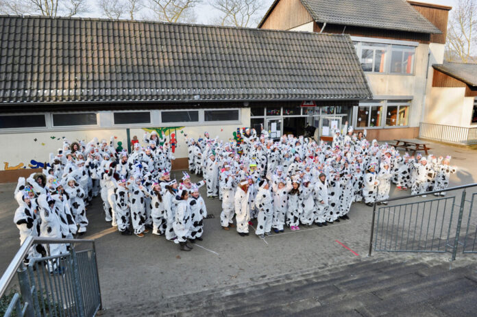 An der Grundschule Kuhstraße wird dieses Jahr gefeiert. An Ideen mangelt es in der Langenberger EInrichtung nicht: Ein Beispiel dafür ist die Karnevalsaktion 2018 als alle Kinder in Kuh-Kostümen die Buchstaben "KUH" vor ihrer Schule bildeten. Atchivfoto: privat