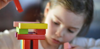 Ein Kind spielt mit Bausteinen. Foto: pixabay/symbolbild