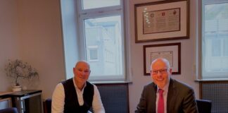 Bürgermeister Dirk Lukrafka und der Abgeordnete Peter Beyer im Gespräch. Fotorechte: Peter Beyer