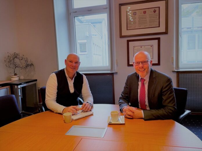 Bürgermeister Dirk Lukrafka und der Abgeordnete Peter Beyer im Gespräch. Fotorechte: Peter Beyer