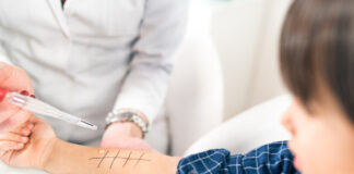 Ein Arzt führt einen Allergietest bei einem Kind durch. Foto: ERGO Group