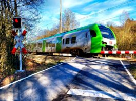 Ein Zug der Linie S9 ist unterwegs. Foto: Volkmann
