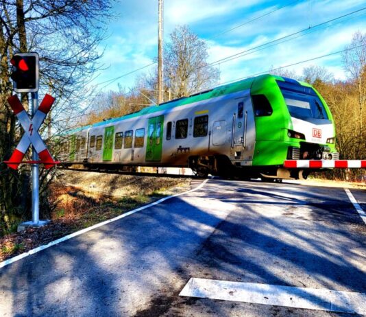 Ein Zug der Linie S9 ist unterwegs. Foto: Volkmann