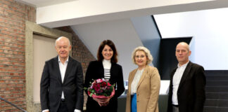 Thomas Ludwig, Vorsitzender des Hochschulrats der Fliedner Fachhochschule (1.v.l.), begrüßt gemeinsam mit Ute Schneider-Smietana (3.v.l.), Vorstandssprecherin der Kaiserswerther Diakonie, und Professor Ralf Evers (4.v.l.), Rektor der Fliedner Fachhochschule, die neue Kanzlerin Judith Topp (2.v.l.). Foto: Kaiserswerther Diakonie/A. Debusmann