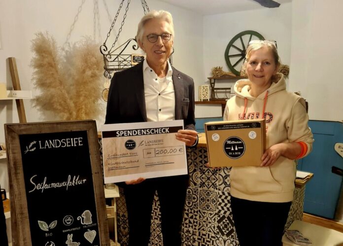 Freuen sich über die gelungene Spendenaktion: Jürgen Winkelmann vom Kinderschutzbund Mettmann und Ladeninhaberin Monika Kuth. Foto: Landseife