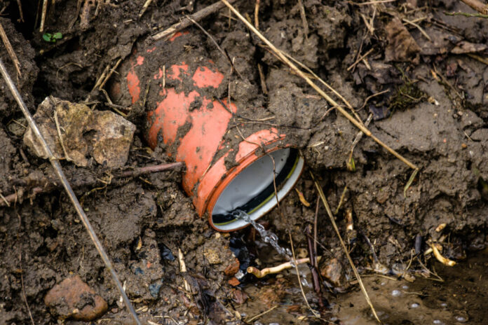 Vor der Durchführung von Kanalsanierungen sollte man die AGB lesen. Foto: VZ NRW/Adpic