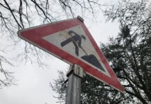 Ein Schild weist auf eine Baustelle hin. Foto: Volkmann